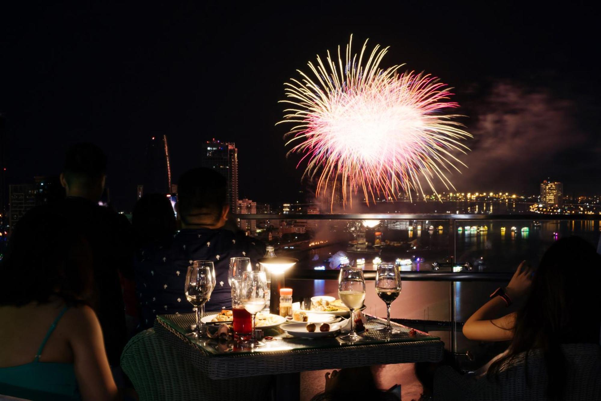 Wink Icon Hotel Danang Riverside - Luxury Suites - 24Hrs Stay & Rooftop Pool Bar Eksteriør bilde